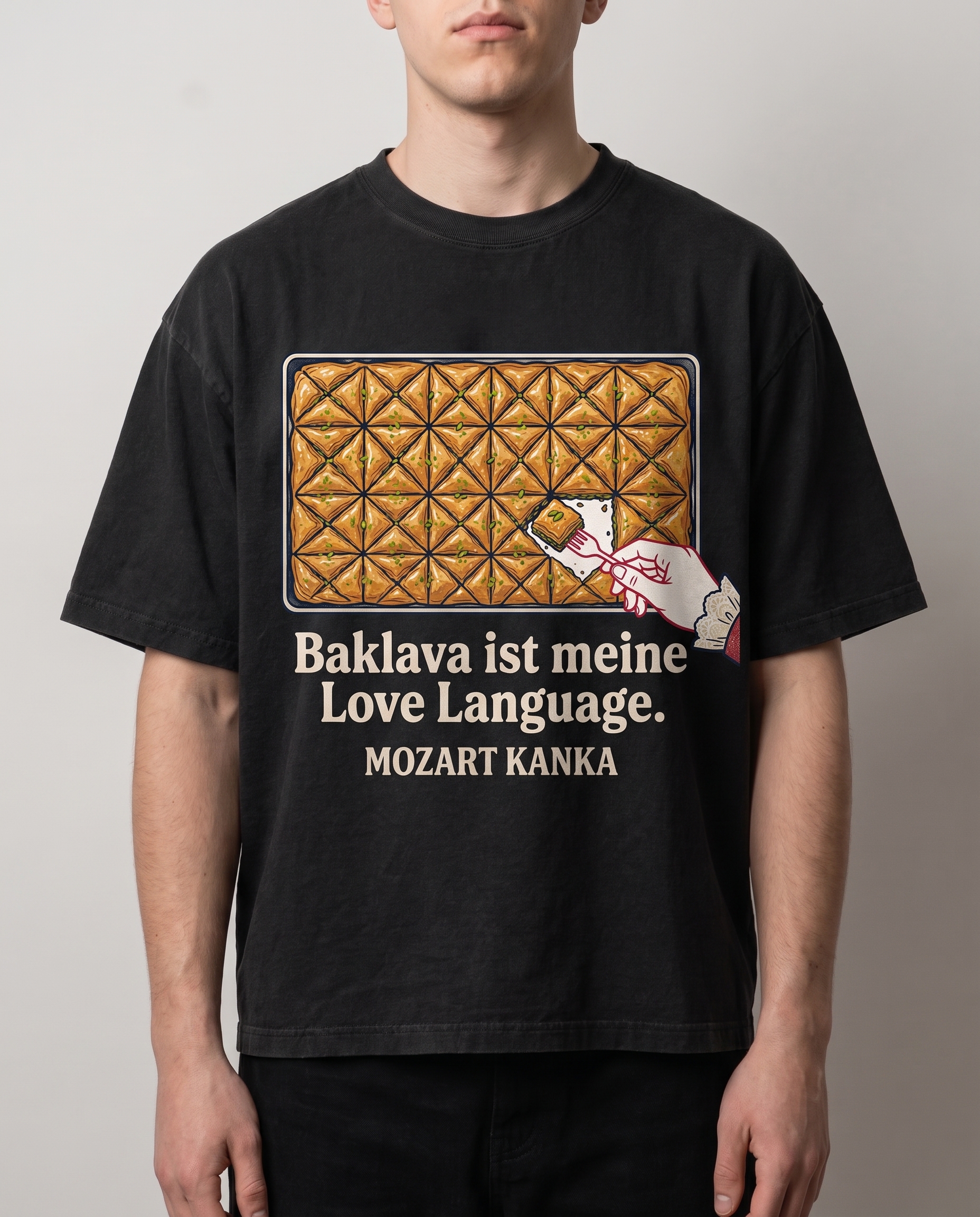 Schwarzes T-Shirt mit einem Baklava-Tablett und dem Schriftzug: Baklava ist meine Love Language.