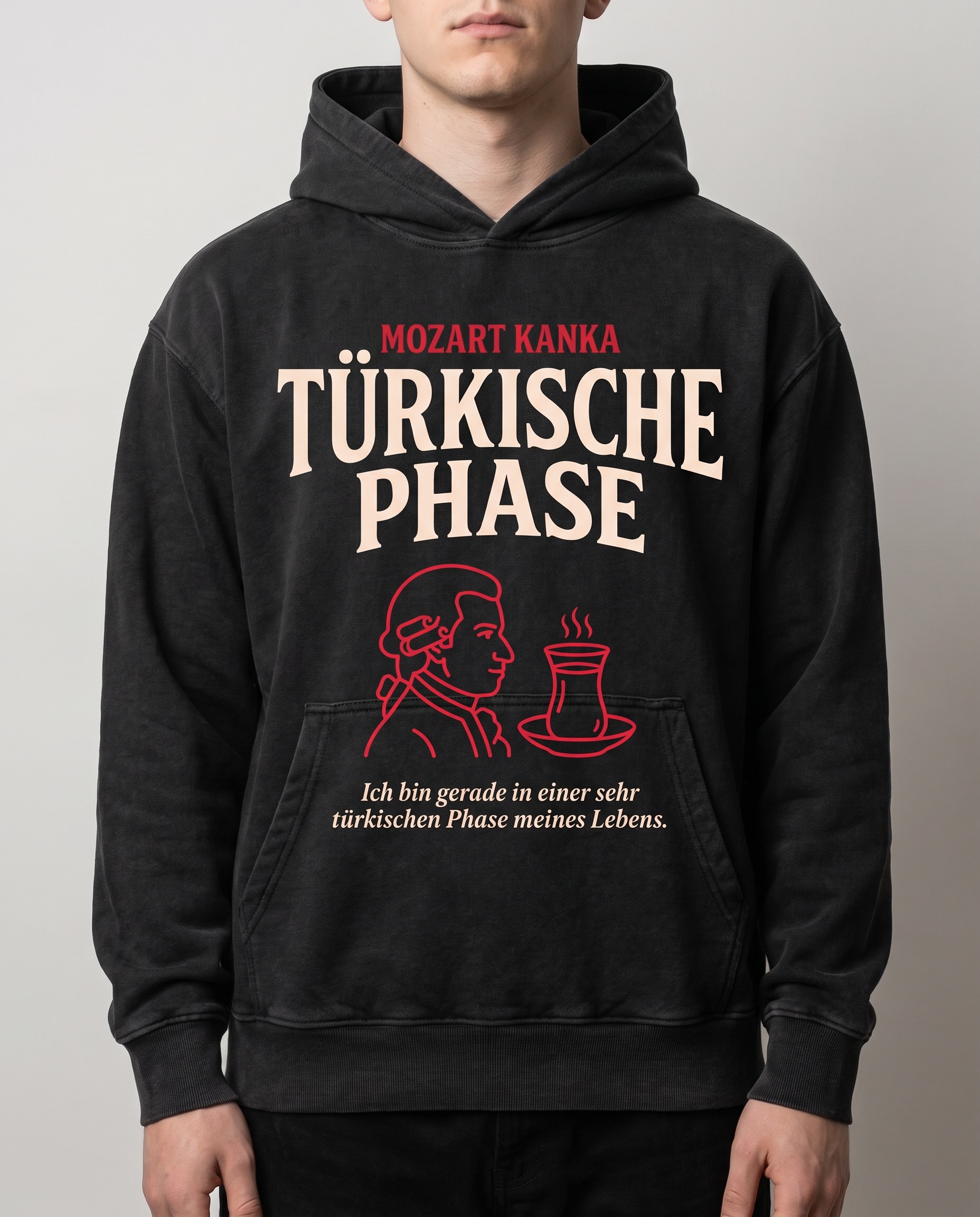 Schwarzer Hoodie mit dem Motiv Türkische Phase, Mozart-Kanka-Logo und Çayglas.